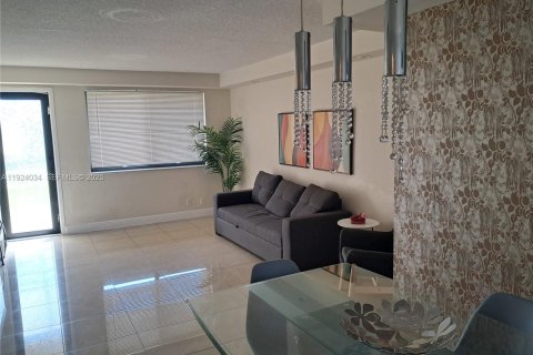 Condominio en alquiler en Hallandale Beach, Florida, 1 dormitorio, 87.05 m2 № 1982369 - foto 9
