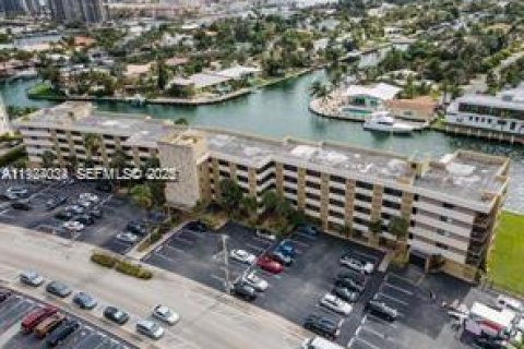 Condominio en alquiler en Hallandale Beach, Florida, 1 dormitorio, 87.05 m2 № 1982369 - foto 8