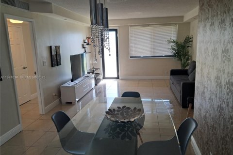 Condominio en alquiler en Hallandale Beach, Florida, 1 dormitorio, 87.05 m2 № 1982369 - foto 10
