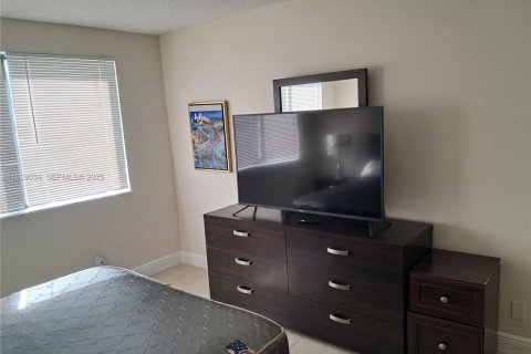 Condominio en alquiler en Hallandale Beach, Florida, 1 dormitorio, 87.05 m2 № 1982369 - foto 17