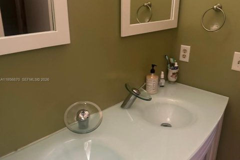 Condominio en alquiler en Miami, Florida, 3 dormitorios, 117.61 m2 № 2085977 - foto 15