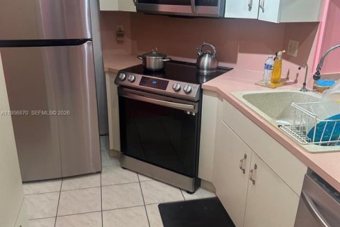 Condominio en alquiler en Miami, Florida, 3 dormitorios, 117.61 m2 № 2085977 - foto 5