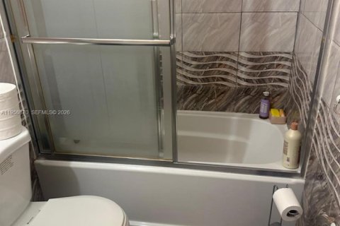 Condominio en alquiler en Miami, Florida, 3 dormitorios, 117.61 m2 № 2085977 - foto 13