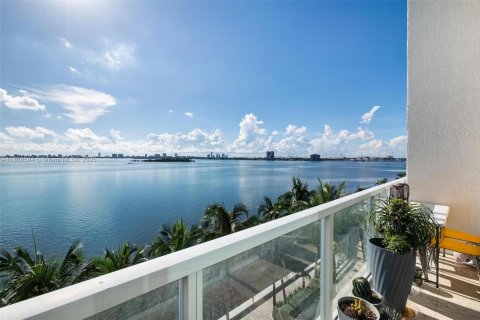 Condo in Miami, Florida, 1 bedroom  № 1889420 - photo 2