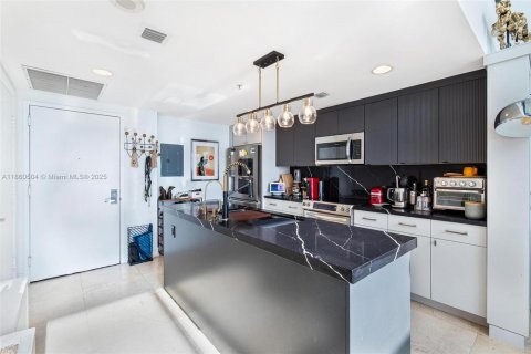 Condo in Miami, Florida, 1 bedroom  № 1889420 - photo 14