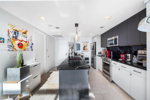 Condo in Miami, Florida, 1 bedroom  № 1889420 - photo 11