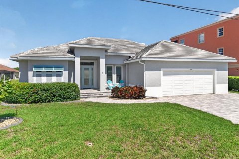 House in Punta Gorda, Florida 3 bedrooms, 207.26 sq.m. № 2302948