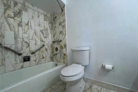 Condo in North Miami, Florida, 1 bedroom  № 2068382 - photo 7
