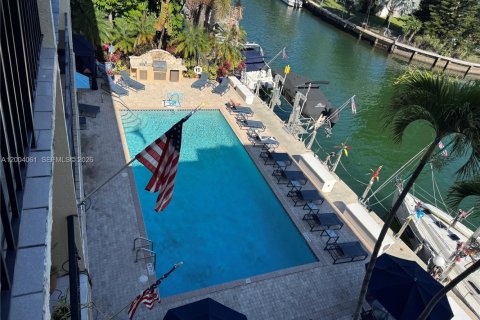 Condo in North Miami, Florida, 1 bedroom  № 2068382