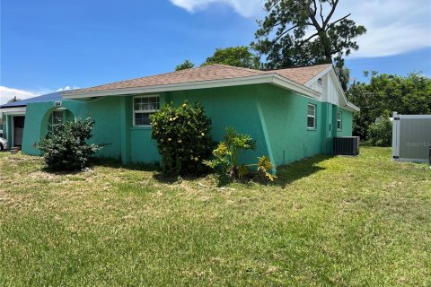House in Port Charlotte, Florida 3 bedrooms, 151.71 sq.m. № 1833120 - photo 2