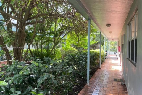 Condo in Miami Beach, Florida, 2 bedrooms  № 1896723 - photo 6
