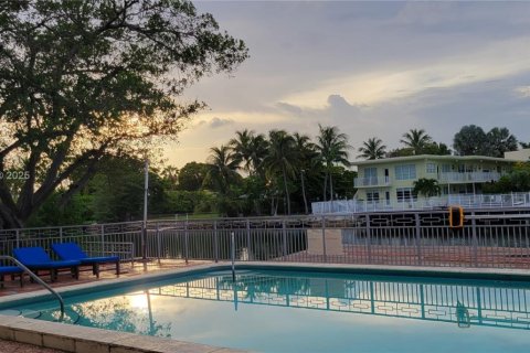 Condo in Miami Beach, Florida, 2 bedrooms  № 1896723 - photo 29