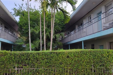 Condo in Miami Beach, Florida, 2 bedrooms  № 1896723 - photo 27