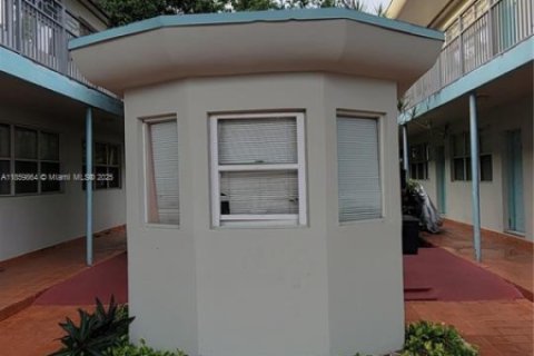 Condo in Miami Beach, Florida, 2 bedrooms  № 1896723 - photo 4