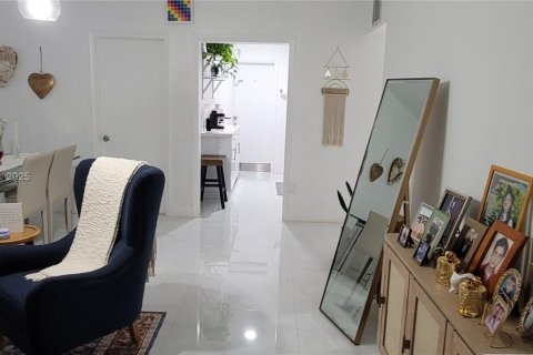 Condo in Miami Beach, Florida, 2 bedrooms  № 1896723 - photo 7