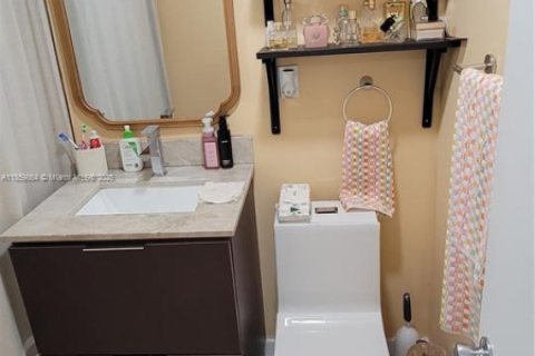 Condo in Miami Beach, Florida, 2 bedrooms  № 1896723 - photo 20