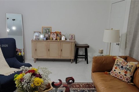 Condo in Miami Beach, Florida, 2 bedrooms  № 1896723 - photo 8