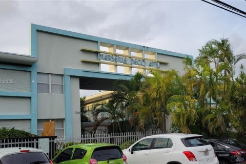 Condo in Miami Beach, Florida, 2 bedrooms  № 1896723 - photo 2