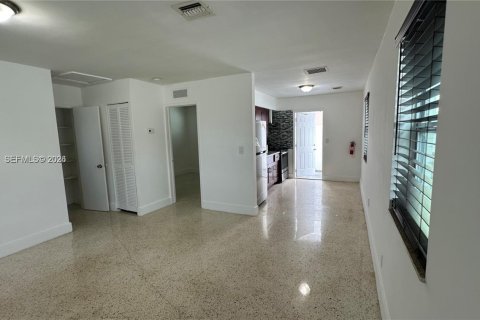 Снять в аренду виллу или дом в Халландейл-Бич, Флорида 1 спальня, 54.81м2, № 2046389 - фото 7