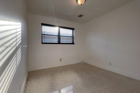 Снять в аренду виллу или дом в Халландейл-Бич, Флорида 1 спальня, 54.81м2, № 2046389 - фото 19