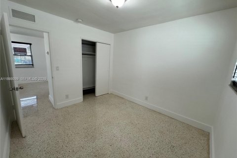 Снять в аренду виллу или дом в Халландейл-Бич, Флорида 1 спальня, 54.81м2, № 2046389 - фото 22