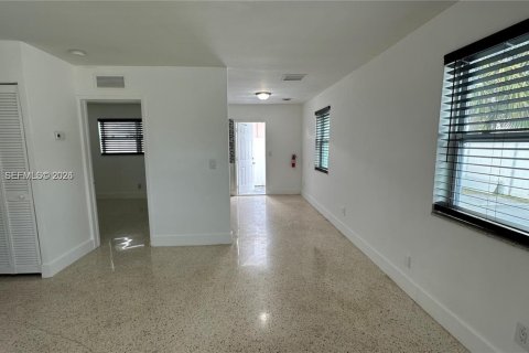 Снять в аренду виллу или дом в Халландейл-Бич, Флорида 1 спальня, 54.81м2, № 2046389 - фото 8
