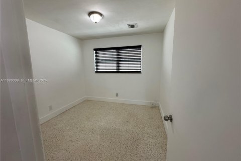 Снять в аренду виллу или дом в Халландейл-Бич, Флорида 1 спальня, 54.81м2, № 2046389 - фото 25