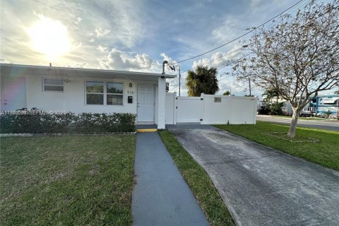 Снять в аренду виллу или дом в Халландейл-Бич, Флорида 1 спальня, 54.81м2, № 2046389 - фото 3