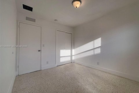 Снять в аренду виллу или дом в Халландейл-Бич, Флорида 1 спальня, 54.81м2, № 2046389 - фото 24