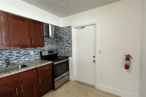 Снять в аренду виллу или дом в Халландейл-Бич, Флорида 1 спальня, 54.81м2, № 2046389 - фото 12