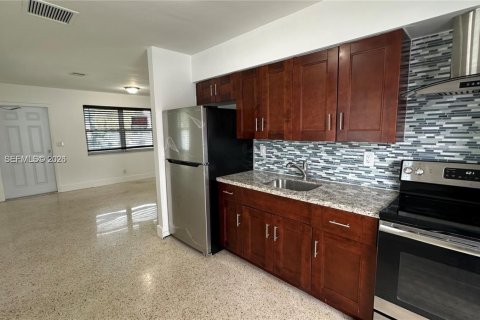 Снять в аренду виллу или дом в Халландейл-Бич, Флорида 1 спальня, 54.81м2, № 2046389 - фото 9