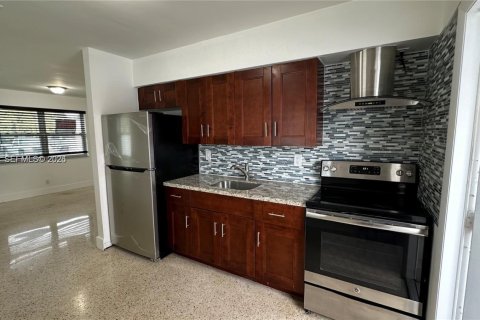 Снять в аренду виллу или дом в Халландейл-Бич, Флорида 1 спальня, 54.81м2, № 2046389 - фото 15