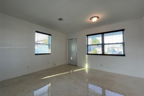 Снять в аренду виллу или дом в Халландейл-Бич, Флорида 1 спальня, 54.81м2, № 2046389 - фото 5