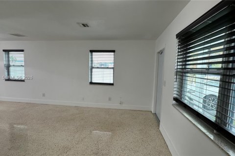 Снять в аренду виллу или дом в Халландейл-Бич, Флорида 1 спальня, 54.81м2, № 2046389 - фото 6