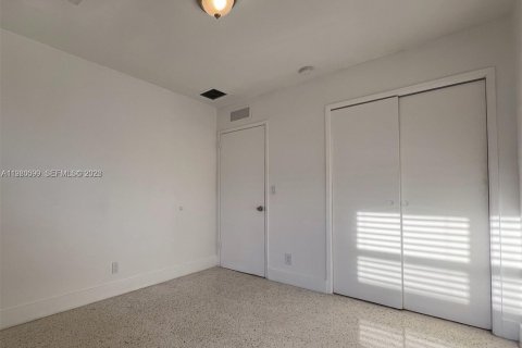 Снять в аренду виллу или дом в Халландейл-Бич, Флорида 1 спальня, 54.81м2, № 2046389 - фото 21