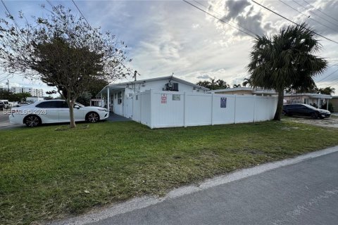 Снять в аренду виллу или дом в Халландейл-Бич, Флорида 1 спальня, 54.81м2, № 2046389 - фото 4