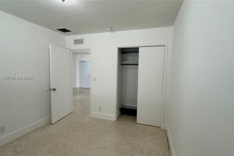 Снять в аренду виллу или дом в Халландейл-Бич, Флорида 1 спальня, 54.81м2, № 2046389 - фото 23