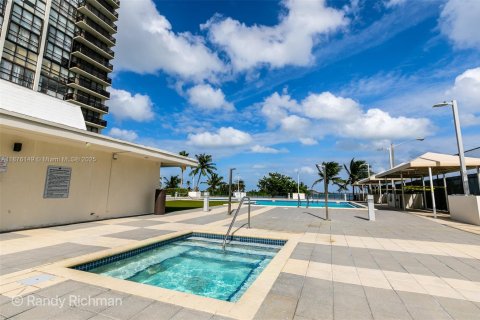 Condominio en alquiler en Miami, Florida, 2 dormitorios, 91.97 m2 № 1927023 - foto 12