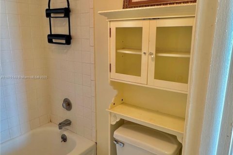 Condominio en alquiler en Miami, Florida, 2 dormitorios, 91.97 m2 № 1927023 - foto 17