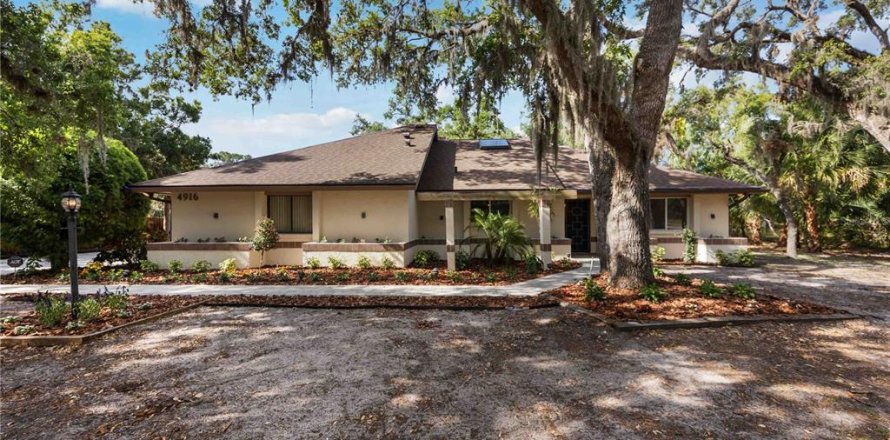 House in Sarasota, Florida 5 bedrooms, 193.42 sq.m. № 1652469