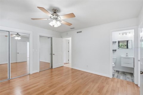 House in Saint Petersburg, Florida 3 bedrooms, 167.97 sq.m. № 2395852 - photo 13