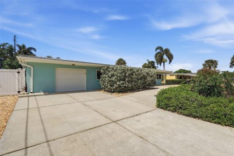 House in Saint Petersburg, Florida 3 bedrooms, 167.97 sq.m. № 2395852 - photo 5