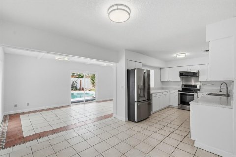 House in Saint Petersburg, Florida 3 bedrooms, 167.97 sq.m. № 2395852 - photo 23