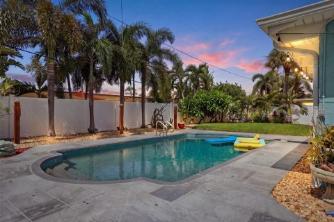 House in Saint Petersburg, Florida 3 bedrooms, 167.97 sq.m. № 2395852 - photo 2