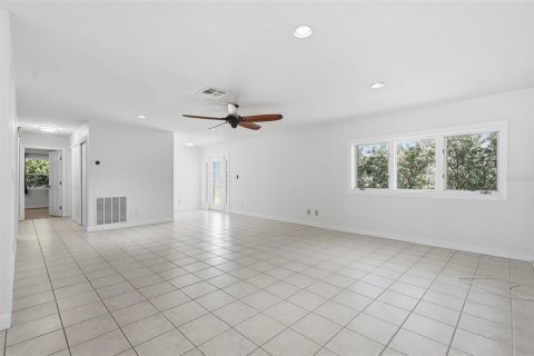 House in Saint Petersburg, Florida 3 bedrooms, 167.97 sq.m. № 2395852 - photo 8