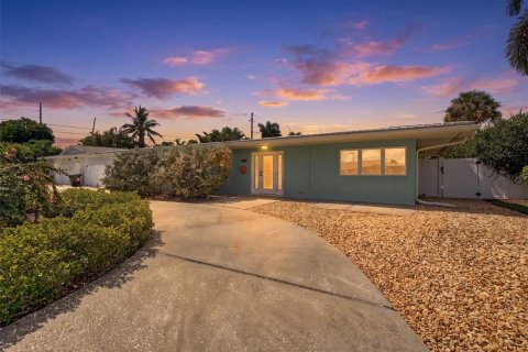 House in Saint Petersburg, Florida 3 bedrooms, 167.97 sq.m. № 2395852