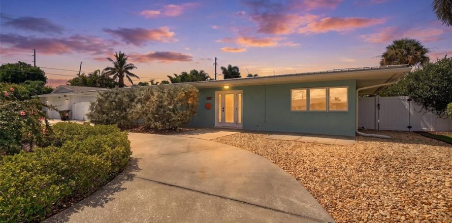 House in Saint Petersburg, Florida 3 bedrooms, 167.97 sq.m. № 2395852