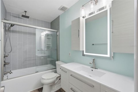 House in Saint Petersburg, Florida 3 bedrooms, 167.97 sq.m. № 2395852 - photo 9