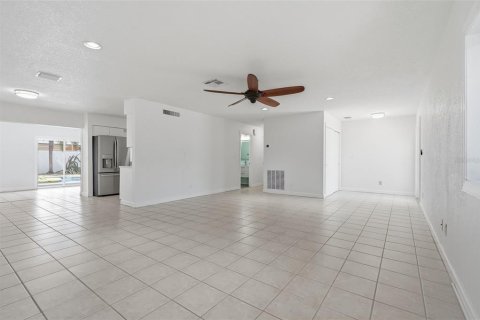 House in Saint Petersburg, Florida 3 bedrooms, 167.97 sq.m. № 2395852 - photo 7