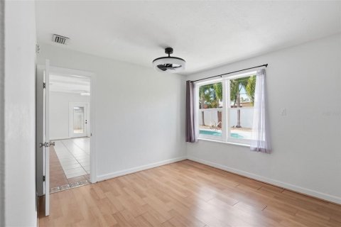 House in Saint Petersburg, Florida 3 bedrooms, 167.97 sq.m. № 2395852 - photo 15